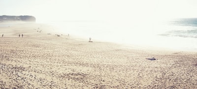 白色沙滩的照片
